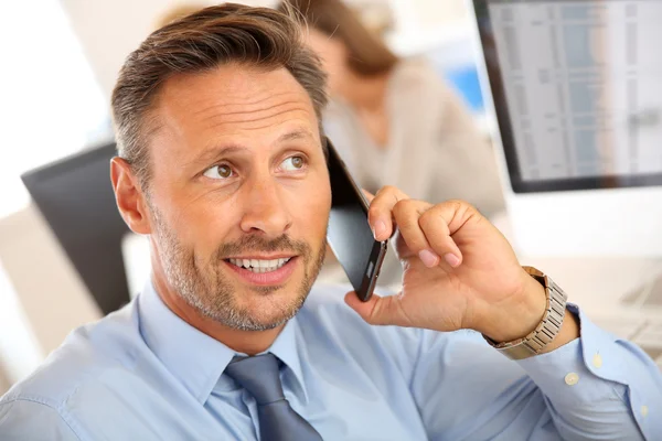 Zakenman aan het praten op mobiele telefoon — Stockfoto