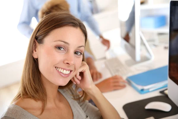 Frau in kaufmännischer Ausbildung — Stockfoto