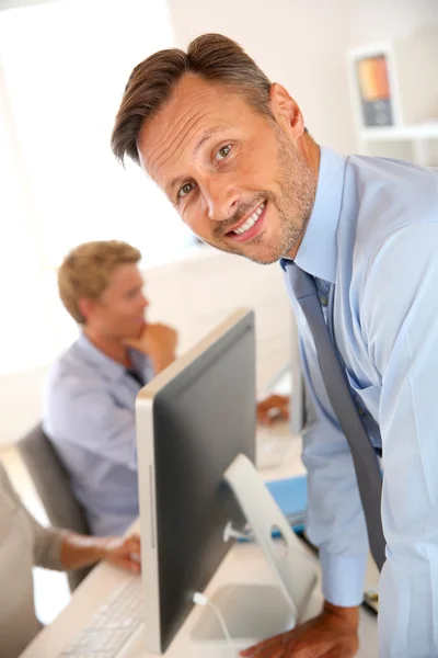 Manager with employees in background — Stock Photo, Image