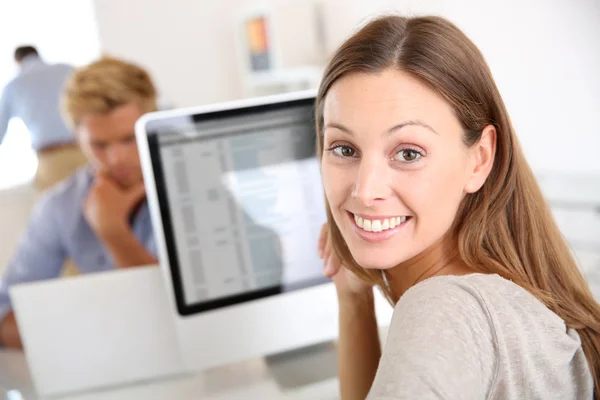 Trabalhador de escritório na frente do desktop — Fotografia de Stock