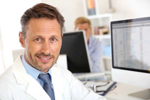 Doctor sitting in front of computer — Stock Photo, Image