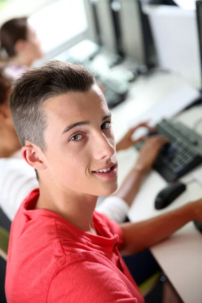 Menino sentado na frente do computador desktop — Fotografia de Stock