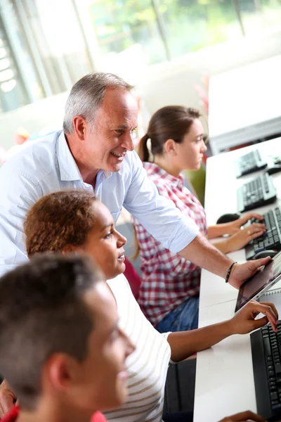 Instructor with students — Stock Photo, Image