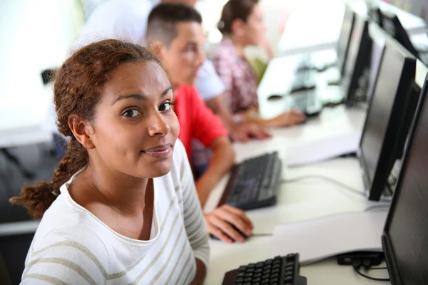 Student girl sitting in computing class — Stock Photo, Image