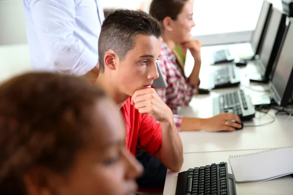 Young people in computing class — Stock Photo, Image