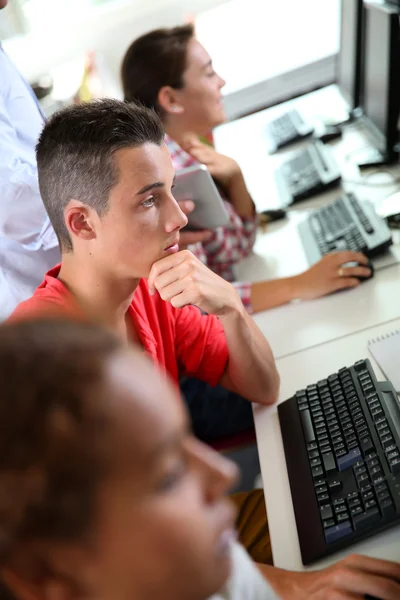 Junge Leute im Computerkurs — Stockfoto