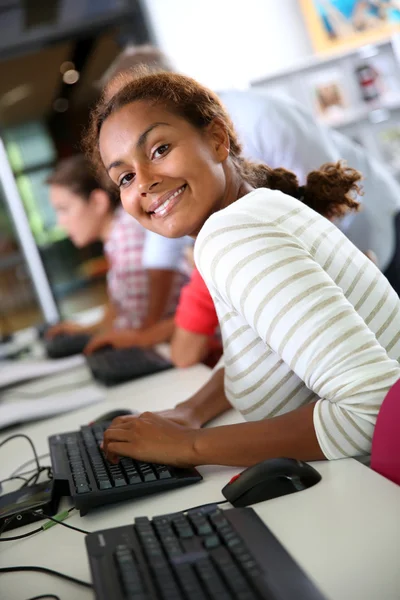 Student tjej sitter i computing klass — Stockfoto