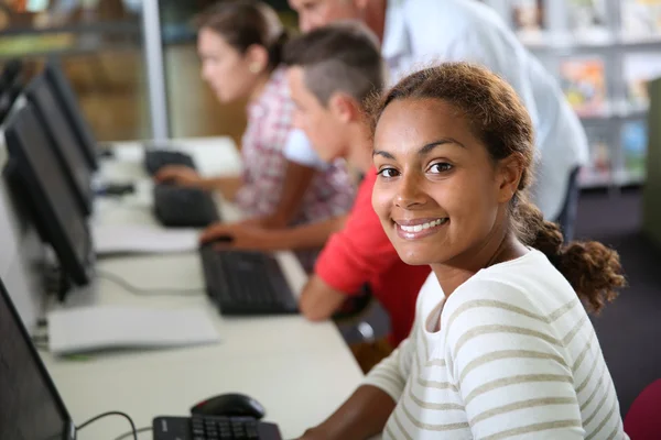 Schülerin sitzt in Computerklasse — Stockfoto