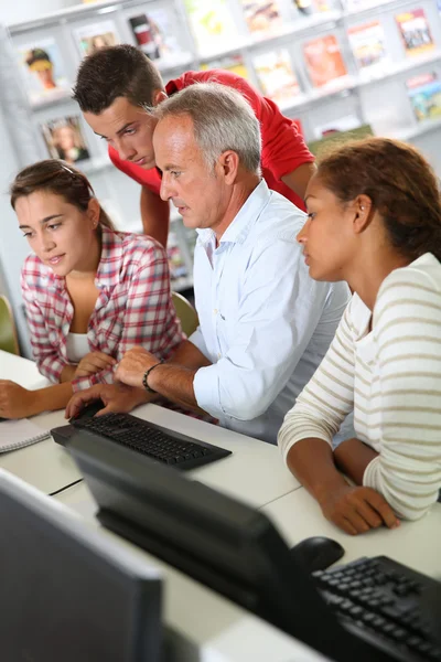 Teenagers with teacher in computers' class — Stock Photo, Image