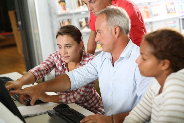 Teenager con insegnante in classe di computer — Foto Stock