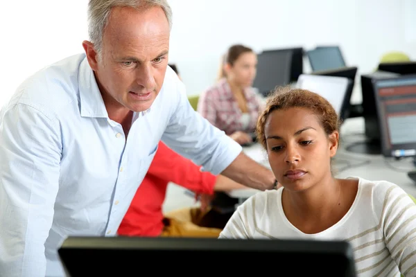 Étudiant travaillant sur ordinateur de bureau — Photo