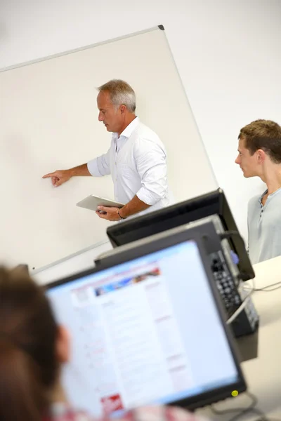 Professor de escola de negócios fazendo palestra — Fotografia de Stock