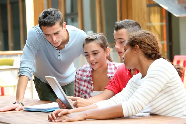 Jóvenes conectados en internet en campus universitario — Foto de Stock