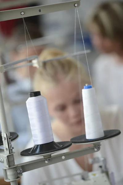 Rollos de rosca en la máquina de coser — Foto de Stock