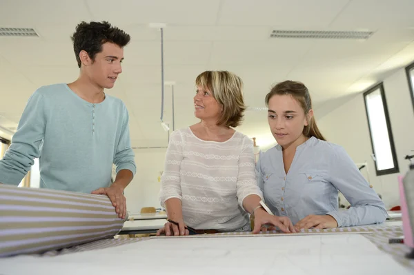 Studenter i klädsömnad skola — Stockfoto