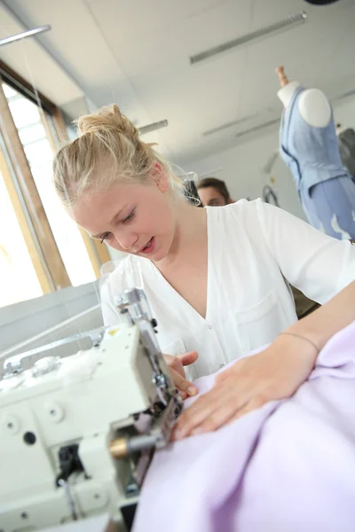 Молодая девушка на курсы шитья — стоковое фото