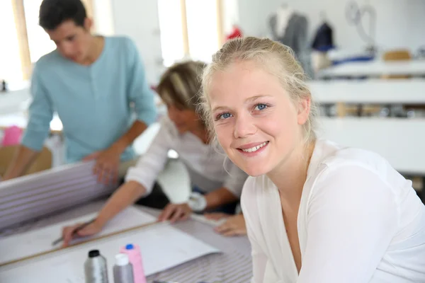 Chica estudiante sonriente en la clase de costura — Foto de Stock