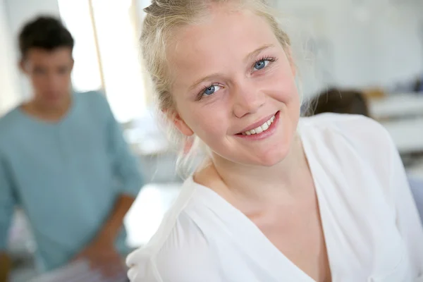 Χαμογελαστό κορίτσι φοιτητής στην τάξη ράψιμο — Φωτογραφία Αρχείου