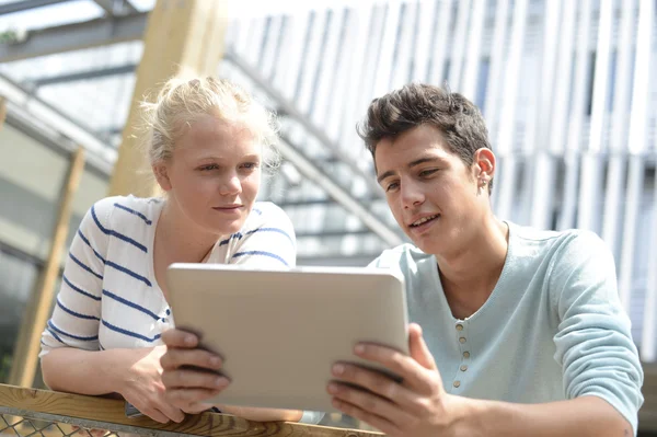 Φοιτητές που χρησιμοποιούν ψηφιακό tablet — Φωτογραφία Αρχείου