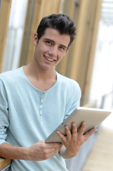 Student op school met behulp van digitale Tablet PC — Stockfoto