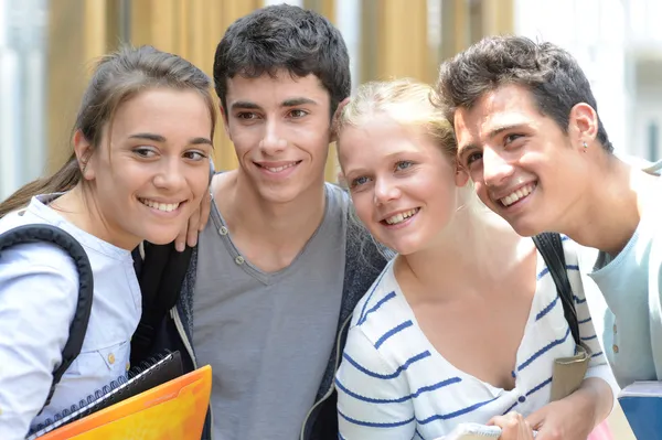 Alunos em pé fora do prédio da escola — Stok fotoğraf