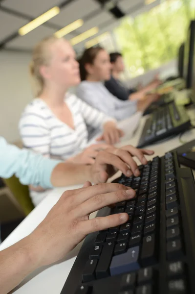 Teclado de escritorio en la sala de informática —  Fotos de Stock