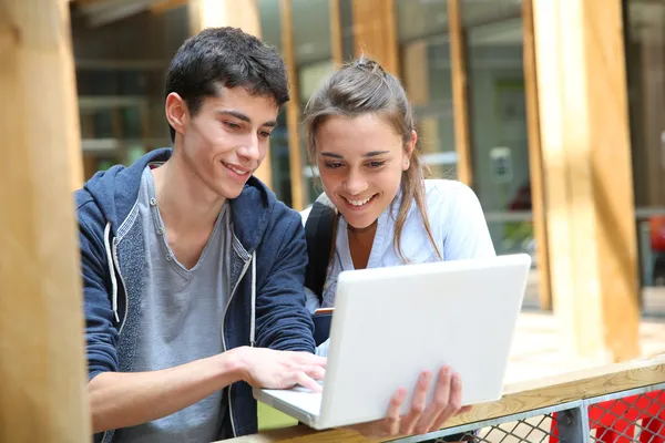 Tizenévesek dolgozik laptop iskolai Campus — Stock Fotó