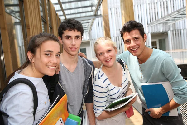 Students standing outside school building — Stock Photo, Image