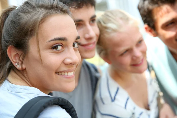 Lächelndes Schulmädchen in der Gruppe — Stockfoto