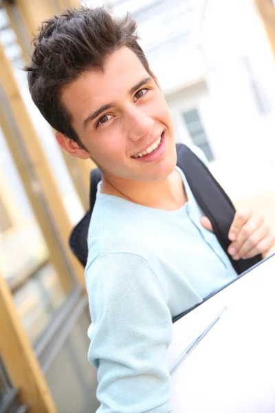 Sorrindo menino do ensino médio com mochila — Fotografia de Stock