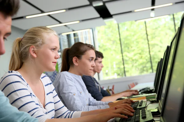 Estudantes na sala de computadores — Fotografia de Stock