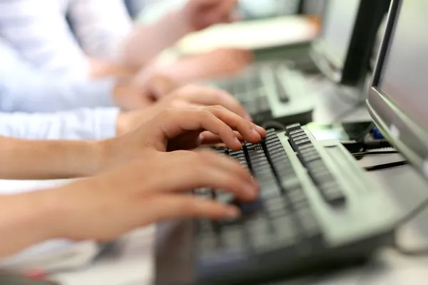 Studenti in sala computer — Foto Stock