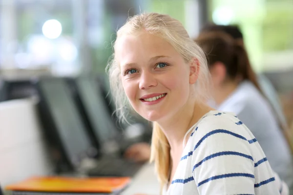 Fröhliche Studentin sitzt im Unterricht — Stockfoto