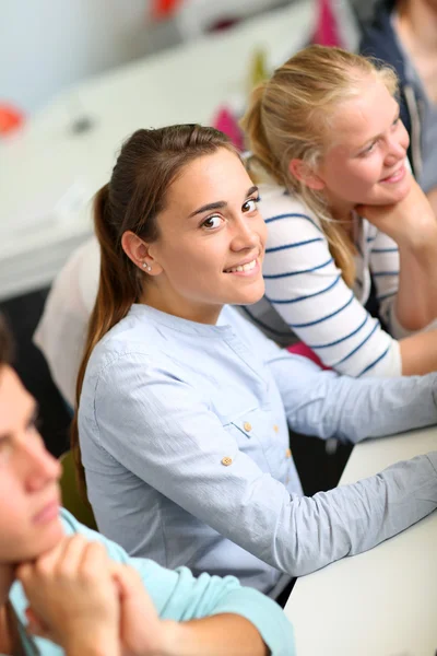 Estudante menina sentada na aula — Fotografia de Stock