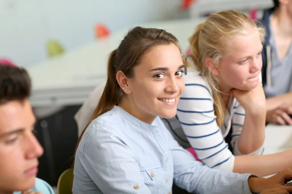 Student dívka sedící v třídě — Stock fotografie