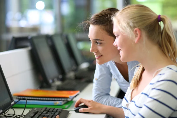 Studenten die werken op desktop computer — Stockfoto