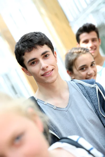 Menino da escola sorrindo Fotografia De Stock