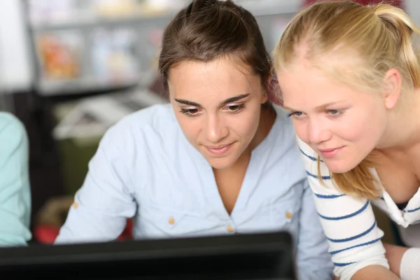 Meninas na sala de aula na frente do desktop — Fotografia de Stock