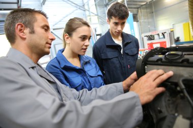 auto motor çalışan öğretim üyesi olan öğrenciler