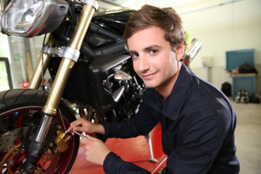 Genç motosiklet tamiri