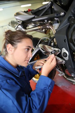 Öğrenci kız motosiklet mekanik