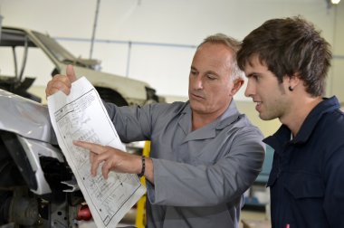 öğretmen ile öğrenci repairshop