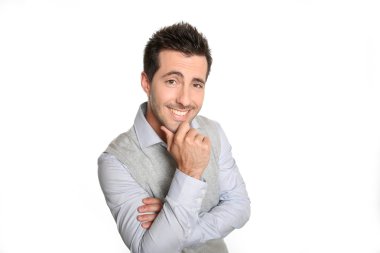 çene elinde olan adam