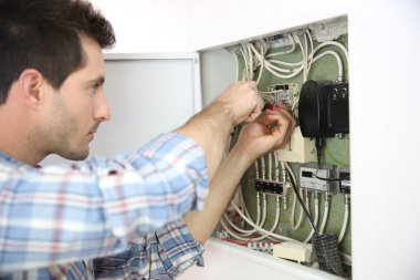 Elektrikçi kablo yurt içi elektrik kutusuna tamir