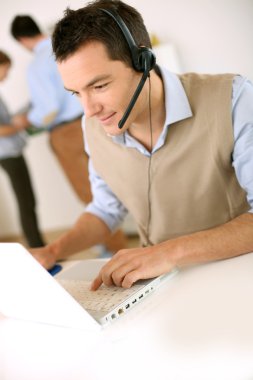 kulaklık ile telefon Danışmanı
