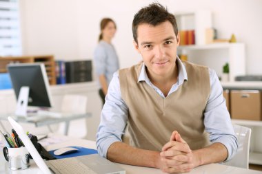 ofis masasında oturan adam