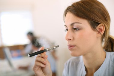 elektronik sigara ile kadın