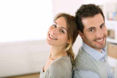 sevgi dolu çift gülümsüyor