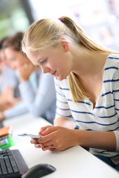 Mädchen benutzt Smartphone im Unterricht — Stockfoto