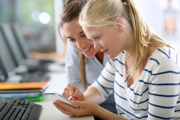 Meisje smartphone gebruiken in de klas — Stockfoto